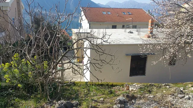 Zum Verkauf steht ein Haus mit großem Grundstück in Dobrota, — photo 19